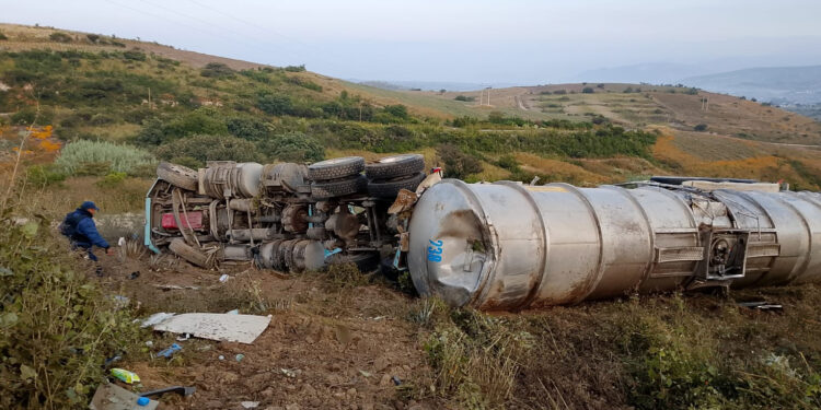 ¡Aparatosa volcadura de pipa con combustible en la Carretera Federal 190!