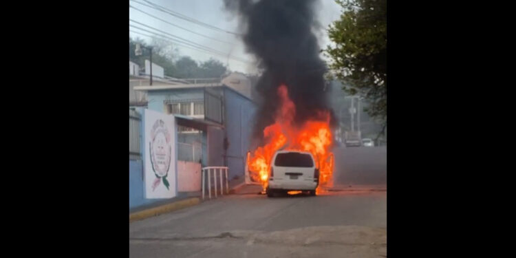 Camioneta de la Guardia Cristiana del Pacífico arde en llamas misteriosamente en Salina Cruz