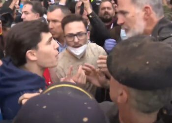 VIDEO | Tensión en Paiport, Valencia:  Lanzan protestas y barro a Reyes y al Presidente Sánchez