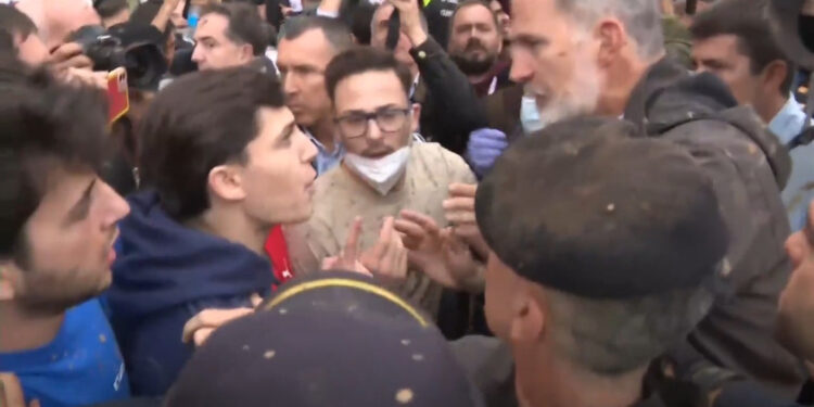 VIDEO | Tensión en Paiport, Valencia:  Lanzan protestas y barro a Reyes y al Presidente Sánchez