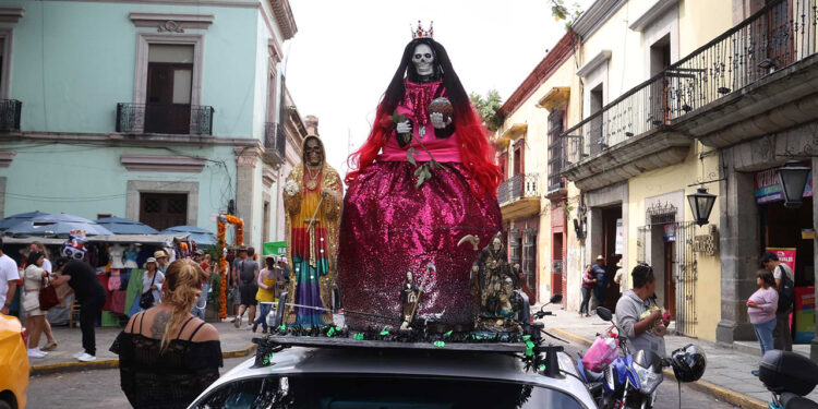 Celebran a la Santa Muerte con una tradicional calenda