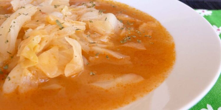 Sopa de col: Un platillo ideal para bajar de peso
