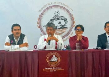 Foto: Municipio de Oaxaca de Juárez // Raymundo Chagoya, presidente municipal electo y Francisco Martínez Neri, en funciones, al instalar el equipo de entrega recepción.