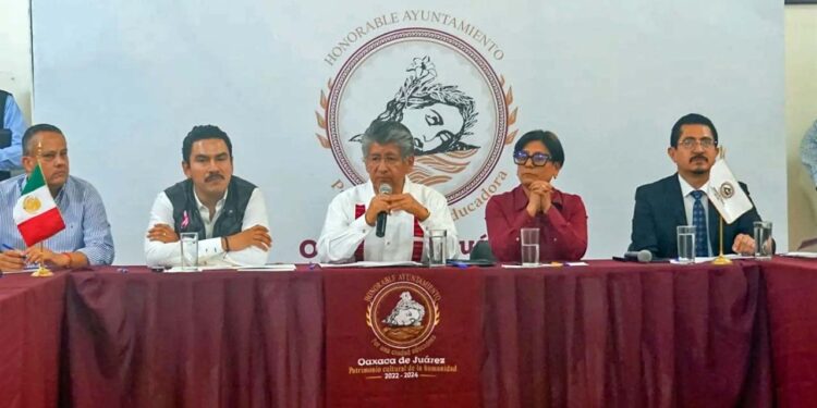 Foto: Municipio de Oaxaca de Juárez // Raymundo Chagoya, presidente municipal electo y Francisco Martínez Neri, en funciones, al instalar el equipo de entrega recepción.