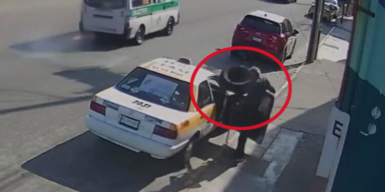VIDEO | Abuelito embestido por neumático desprendido de transporte público en Chiapas