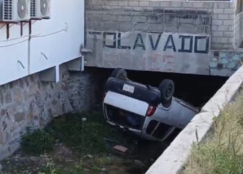 ¡Vive de milagro! Pierde el control de su auto y vuelca en canal pluvial de Salina Cruz
