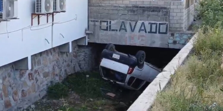 ¡Vive de milagro! Pierde el control de su auto y vuelca en canal pluvial de Salina Cruz