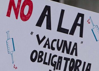 Rosalba, ferviente “antivacunas”, a pesar de rebrote de males