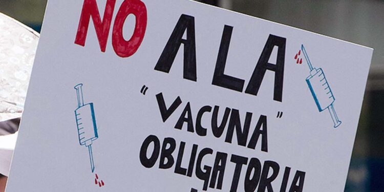 Rosalba, ferviente “antivacunas”, a pesar de rebrote de males