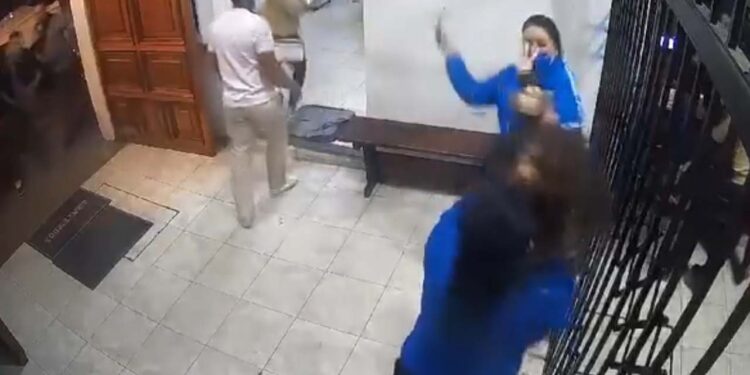 Circuló un video en donde las hermanas Ríos Ortiz golpean y sacan de la clínica a Montserrat.