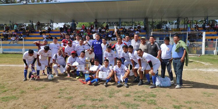 Fotos: Leobardo García Reyes // Castillo FC es el nuevo monarca de Liga Mayor A, del Mejor Futbol de Oaxaca.