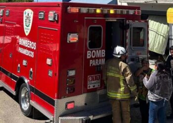 Paramédicos de Bomberos atendieron a la afectada y la llevaron una clínica.