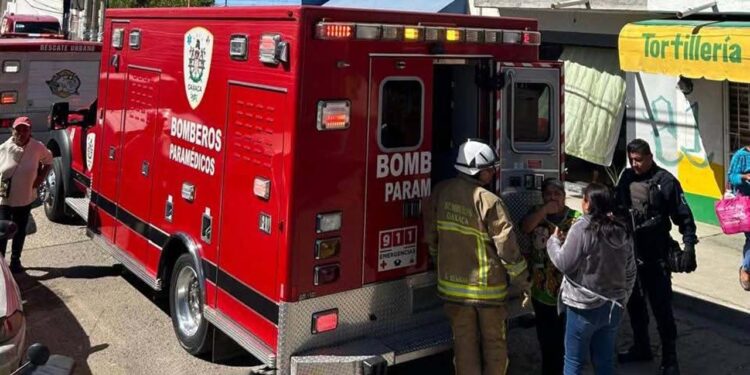 Paramédicos de Bomberos atendieron a la afectada y la llevaron una clínica.