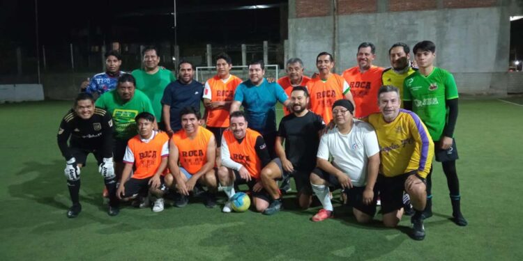 Fotos: Leobardo García Reyes // Integrantes del Antequera Team tiraron polilla en el futbol.