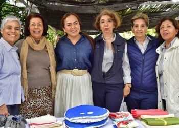 Fotos: Rubén Morales // Integrantes de Vifac con la artista Doris Arellano.