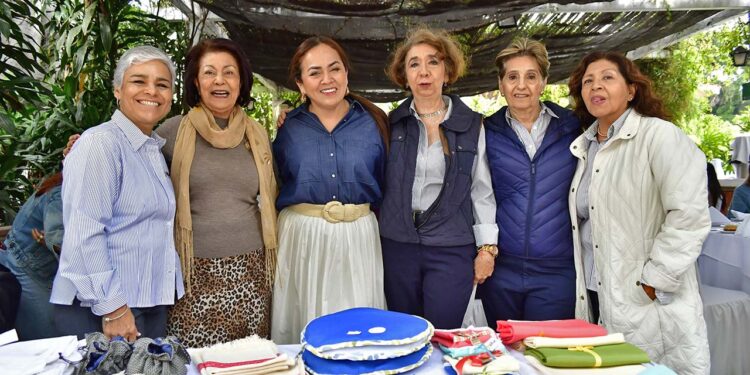 Fotos: Rubén Morales // Integrantes de Vifac con la artista Doris Arellano.