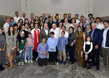 Fotos: Rubén Morales // La familia se reunió para estar presente en la misa de acción de gracias por los 80 años de don Gerardo Gómez Tort.