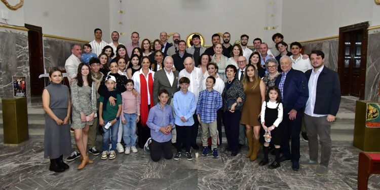 Fotos: Rubén Morales // La familia se reunió para estar presente en la misa de acción de gracias por los 80 años de don Gerardo Gómez Tort.