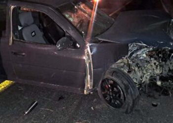 La unidad marca Volkswagen tipo Pointer, color gris, resultó con daños materiales de consideración en la parte frontal.