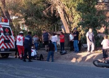 Personal de la Cruz Roja Mexicana prestó los primeros auxilios al motociclista lesionado.