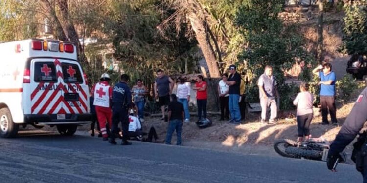 Personal de la Cruz Roja Mexicana prestó los primeros auxilios al motociclista lesionado.