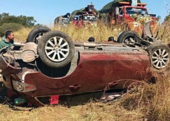 Seis personas resultaron lesionadas en la volcadura de la camioneta marca Mazda.