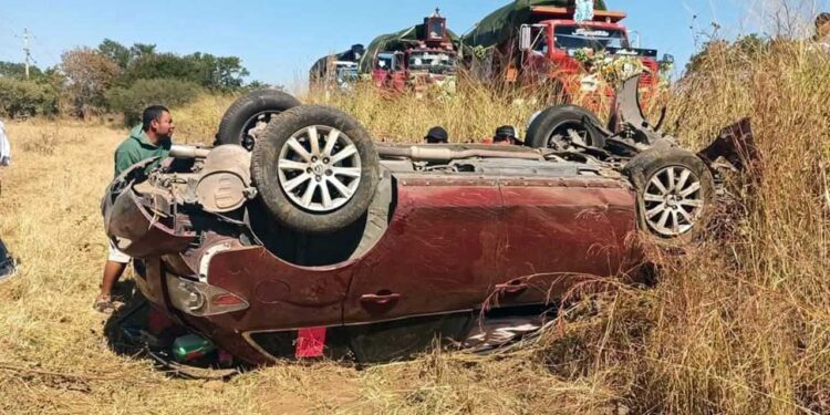Seis personas resultaron lesionadas en la volcadura de la camioneta marca Mazda.