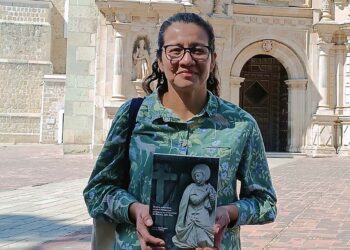 Fotos: Lisbeth Mejía Reyes // Selene del Carmen García Jiménez habló del libro "Imagen, santuario, culto y patrocinio: la Virgen de la Soledad de Oaxaca, 1682-1819".