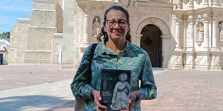 Fotos: Lisbeth Mejía Reyes // Selene del Carmen García Jiménez habló del libro "Imagen, santuario, culto y patrocinio: la Virgen de la Soledad de Oaxaca, 1682-1819".