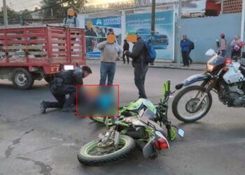 Un motociclista perdió el control de su vehículo sobre avenida Ferrocarril con dirección a Cinco Señores.