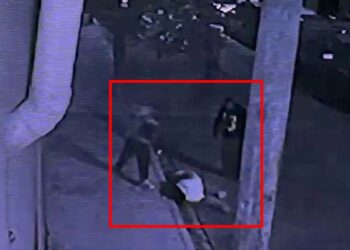 Una cámara de vigilancia captó el momento que le propinaron la golpiza al hombre.