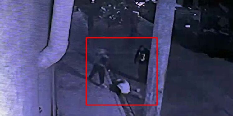 Una cámara de vigilancia captó el momento que le propinaron la golpiza al hombre.