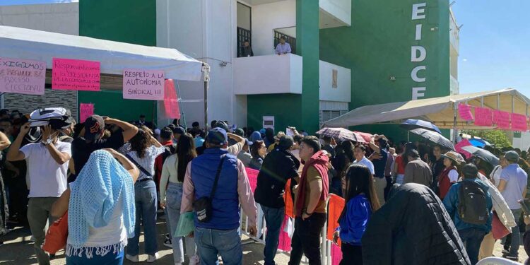 Foto: Luis Alberto Cruz – ilustrativa // Los empleados que forman parte del sector vulnerable y que se encuentran laborando como las personas con alguna discapacidad y adultos mayores, se les respetará sus bases, indican.
