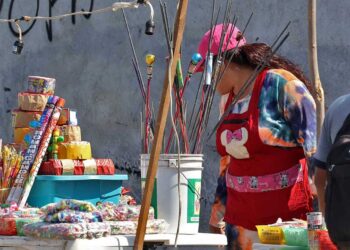 Foto: Luis Alberto Cruz // En zonas como en el Mercado de Abasto, la venta de pirotecnia es descontrolada e impune, sin intervención de las autoridades