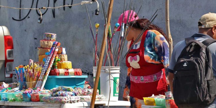 Foto: Luis Alberto Cruz // En zonas como en el Mercado de Abasto, la venta de pirotecnia es descontrolada e impune, sin intervención de las autoridades