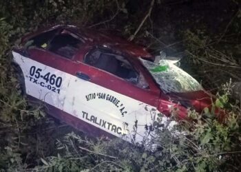 El conductor del taxi, Fidel G. G., resultó gravemente herido y está internado en el hospital general de Ixtlán.