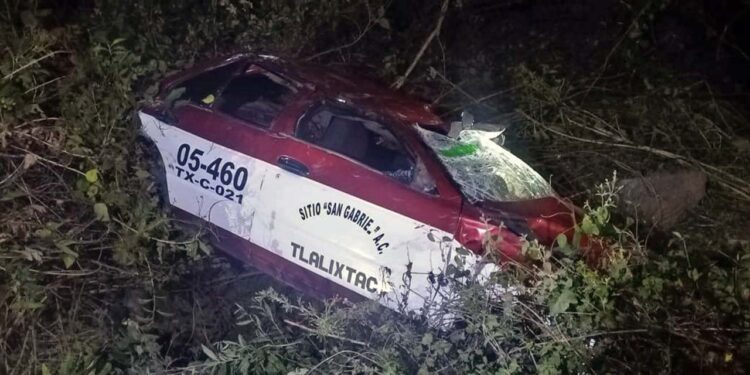 El conductor del taxi, Fidel G. G., resultó gravemente herido y está internado en el hospital general de Ixtlán.