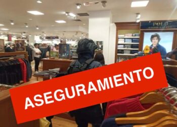 El arma fue localizada en el área de probadores de la sección de caballeros.