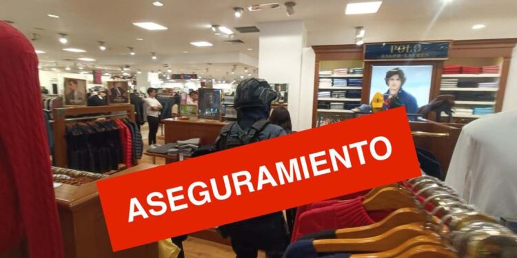 El arma fue localizada en el área de probadores de la sección de caballeros.