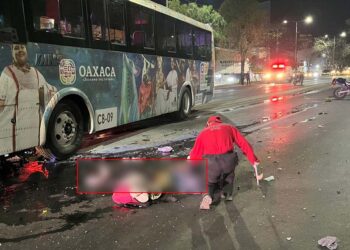 El conductor de una moto perdió la vida tras chocar contra el camión de pasajeros.