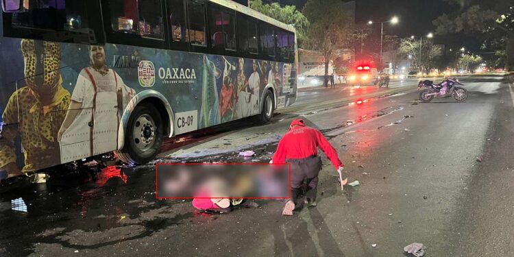 El conductor de una moto perdió la vida tras chocar contra el camión de pasajeros.