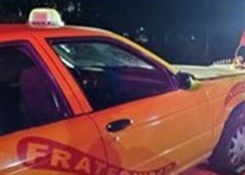 Abandonan un automóvil después de accidentarse