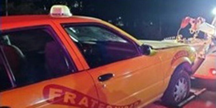 Abandonan un automóvil después de accidentarse