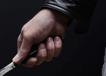 La víctima recibió una herida con un cuchillo a la altura de la cabeza.