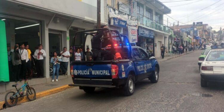 Los detenidos fueron sorprendidos robando por personal de la tienda.