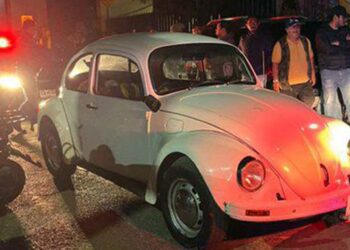 Los sujetos fueron detenidos antes de que lograran avanzar hacia la multitud.