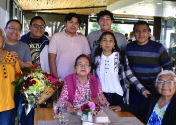Foto Rubén Morales // Mireya y su hermosa familia posaron para nuestra lente; la festejada lució radiante.