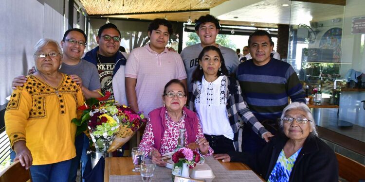 Foto Rubén Morales // Mireya y su hermosa familia posaron para nuestra lente; la festejada lució radiante.