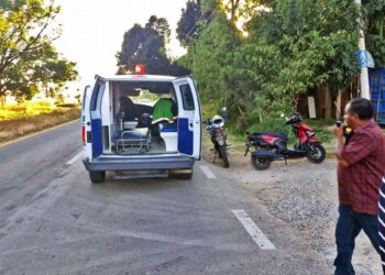 Paramédicos de San Agustín Yatareni, quienes le brindaron los primeros auxilios.