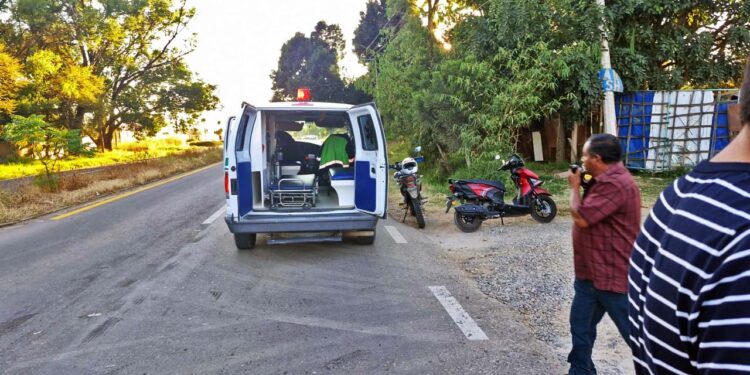 Paramédicos de San Agustín Yatareni, quienes le brindaron los primeros auxilios.